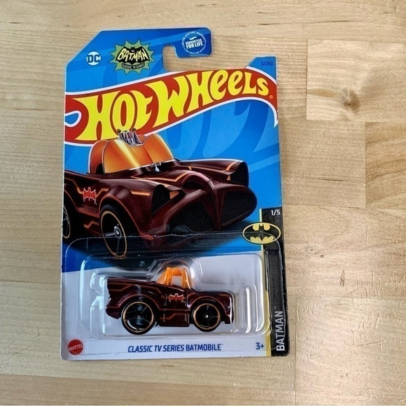 MATTEL HOT Wheels 2023 Tooned 66’ Classic Batmobile NWT - Picture 2 of 9